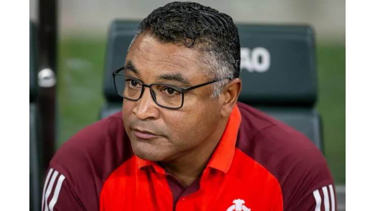 Roger Machado está otimista para o retorno de jogadores titulares para o Grenal. Foto: Fernando Moreno/AGIF
