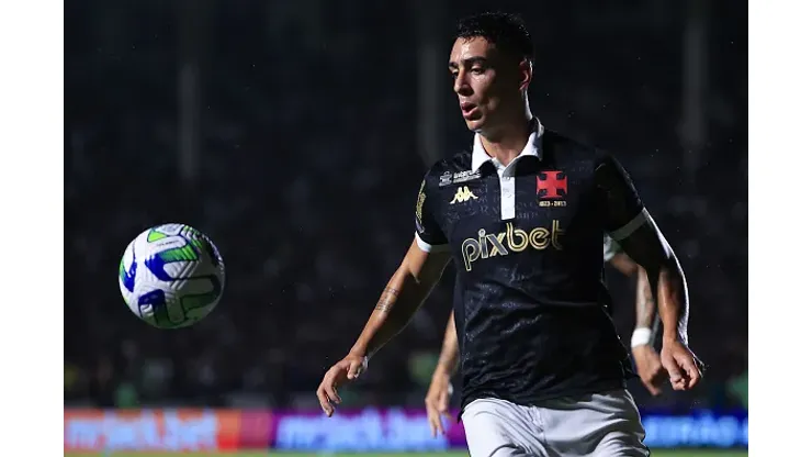 Puma Rodriguez do Vasco controla a bola durante o jogo entre Vasco Da Gama e Corinthians como parte do Brasileirao 2023 no Estádio São Januário
