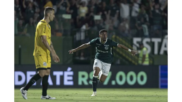 Rildo jogador do Goiás comemora seu gol durante partida contra o Santos no Estádio Serrinha pelo Campeonato Brasileiro B 2024. Foto: Heber Gomes/AGIF