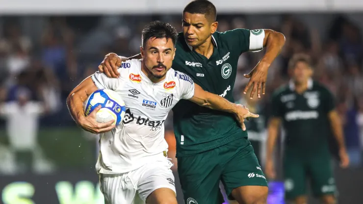 Willian jogador do Santos comemora seu gol durante partida contra o Goiás na Vila Belmiro pelo Campeonato Brasileiro B 2024. Foto: Reinaldo Campos/AGIF
