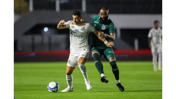 Giuliano jogador do Santos durante partida contra o Goiás na Vila Belmiro pelo Campeonato Brasileiro B 2024. Foto: Reinaldo Campos/AGIF