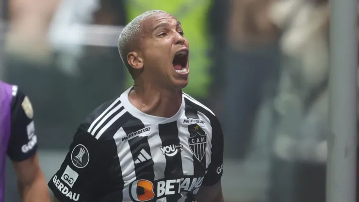 Deyverson jogador do Atlético-MG comemora seu gol durante partida contra o Fluminense na Arena MRV pela Copa Libertadores 2024.   Foto: Gilson Lobo/AGIF
