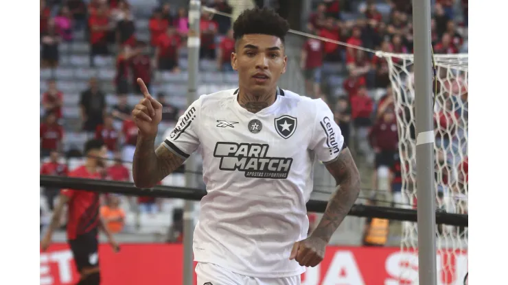 Igor Jesus jogador do Botafogo comemora seu gol durante partida contra o Athletico-PR. Foto: Gabriel Machado/AGIF
