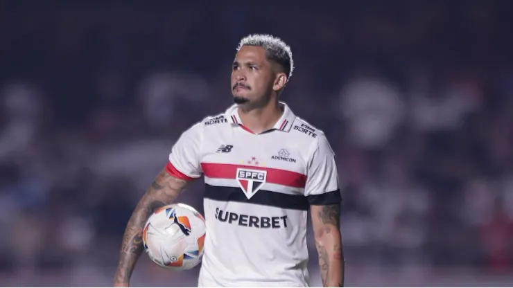 Luciano em ação na partida contra o Tricolor Paulista