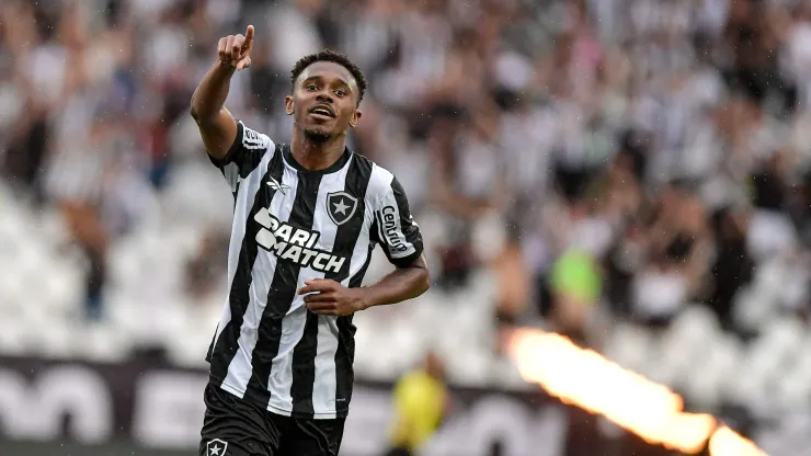 Jeffinho jogador do Botafogo comemora seu gol durante partida contra o Sampaio Correa no Estádio Nilton Santos pelo Campeonato Carioca 2024. Foto: Thiago Ribeiro/AGIF
