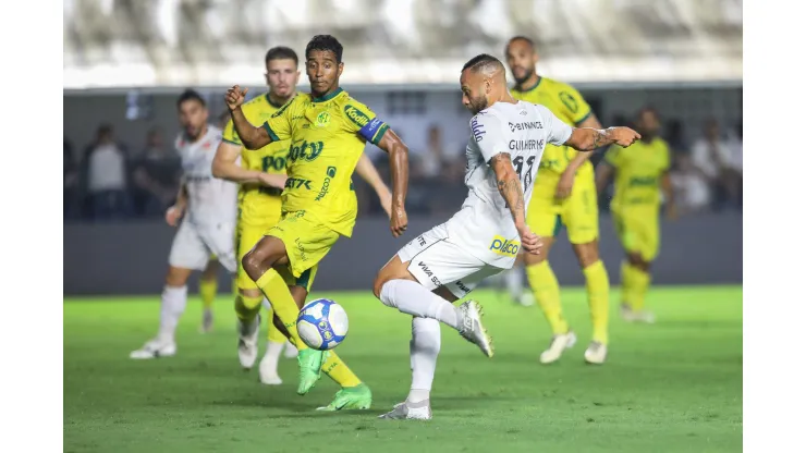 SP - SANTOS - 12/10/2024 - BRASILEIRO B 2024, SANTOS X MIRASSOL - Guilherme jogador do Santos durante partida contra o Mirassol no estadio Vila Belmiro pelo campeonato Brasileiro B 2024. Foto: Reinaldo Campos/AGIF
