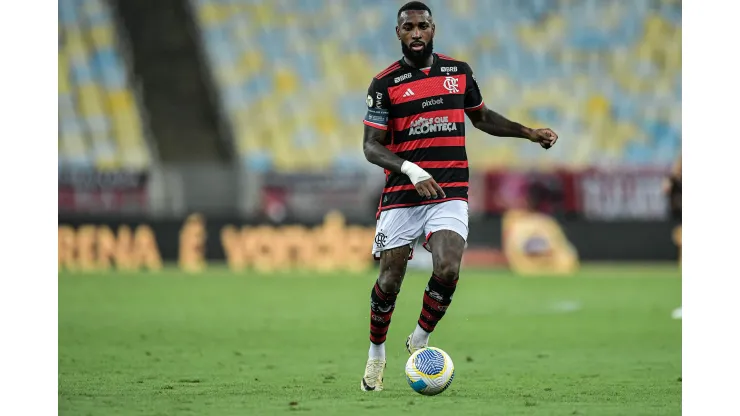 Gerson jogador do Flamengo durante partida contra o Athletico-PR.