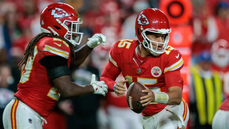 Kansas City Chiefs quarterback Patrick Mahomes em partida da NFL. Foto de William Purnell/Icon Sportswire NFL, American Football Herren, USA OCT 07 Saints at Chiefs
