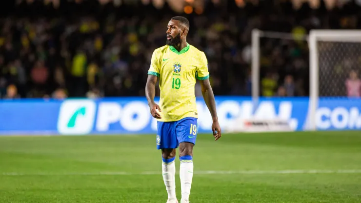 Gerson em ação pela Seleção Brasileira, contra o Equador 