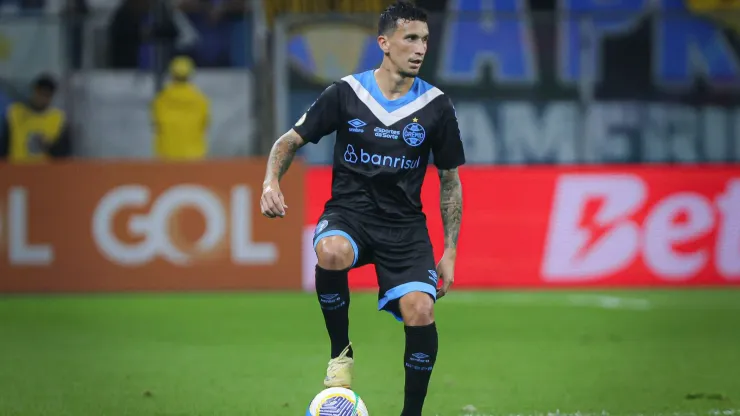 Dodi, jogador do Grêmio dominando a bola durante partida diante do Atlético-MG e sonha em ocupar posição de titular no Gre-Nal
