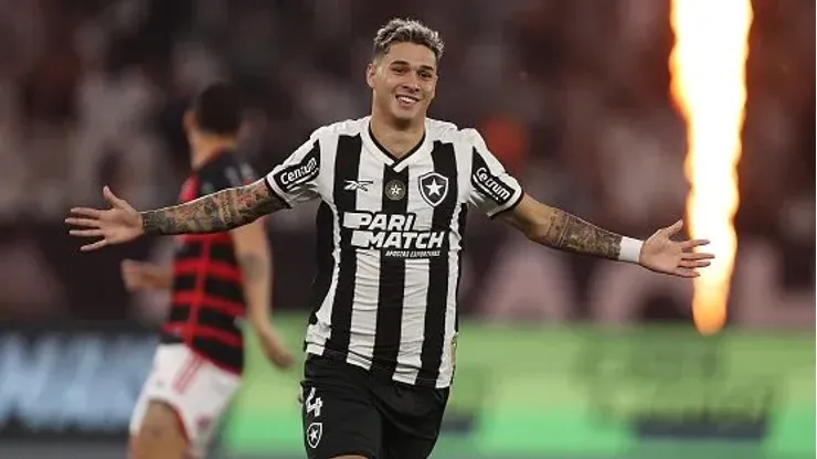 Mateo Ponte, do Botafogo celebra seu gol contra o Flamengo durante partida pelo Brasileirão Betano e ocupa a primeira posição na competição 
