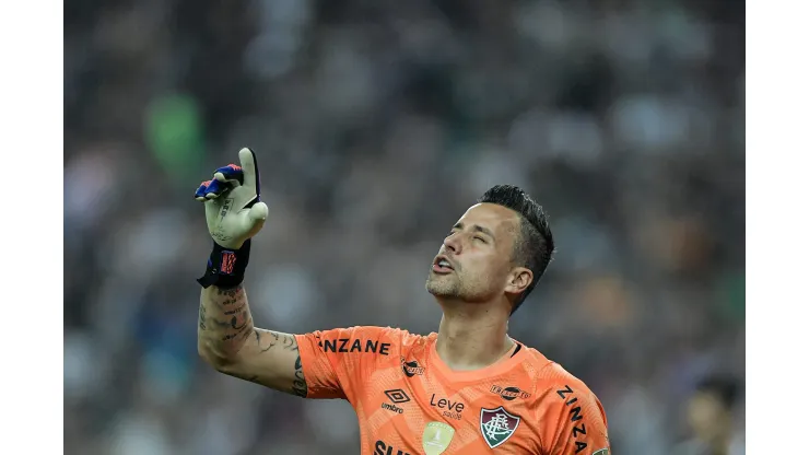 RJ - RIO DE JANEIRO - 20/08/2024 - COPA LIBERTADORES 2024, FLUMINENSE X GREMIO -Fabio goleiro do Fluminense comemoram vitoria ao final da partida contra o Gremio no estadio Maracana pelo campeonato Copa Libertadores 2024. Foto: Thiago Ribeiro/AGIF
