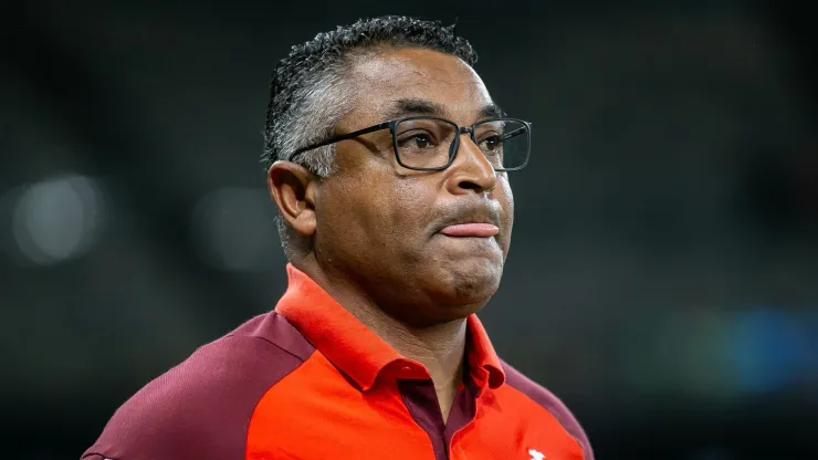 Roger Machado técnico do Internacional durante partida contra o Cruzeiro no Estádio Mineirão pelo Campeonato Brasileiro A 2024. Foto: Fernando Moreno/AGIF
