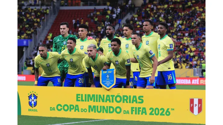 Jogadores do Brasil posam para foto antes na partida contra Peru no Estádio Mané Garrincha pelo campeonato Eliminatórias Copa Do Mundo 2026. Foto: Ettore Chiereguini/AGIF