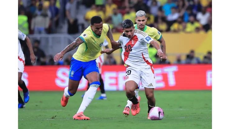  Gabriel Magalhaes jogador do Brasil disputa lance com Edison Flores jogador do Peru durante partida no Estádio Mané Garrincha pelo campeonato Eliminatórias Copa Do Mundo 2026. Foto: Ettore Chiereguini/AGIF