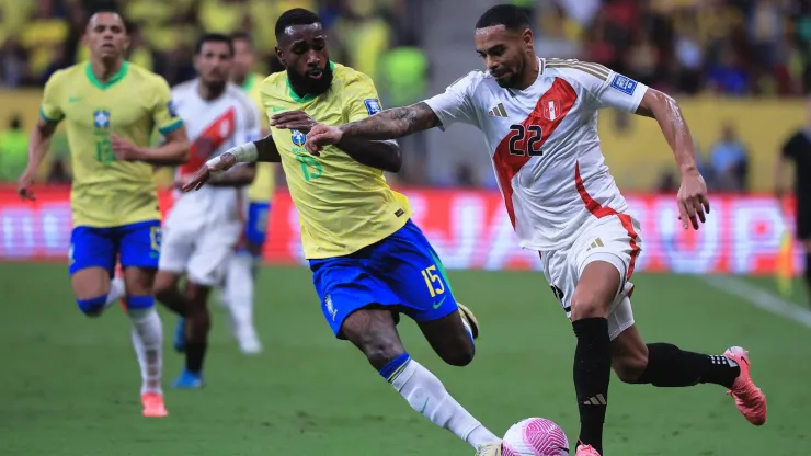 Gerson jogador do Brasil disputa lance com Callens jogador do Peru durante partida no Estádio Mané Garrincha pelo campeonato Eliminatórias Copa Do Mundo 2026.