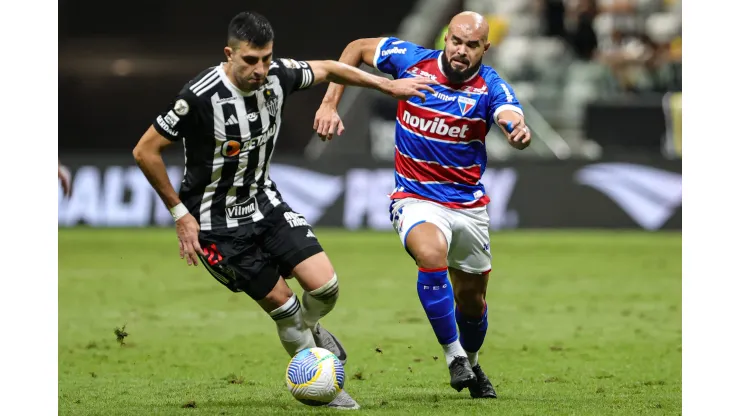 Battaglia jogador do Atletico-MG disputa lance com Jose Welison jogador do Fortaleza. Foto: Gilson Lobo/AGIF
