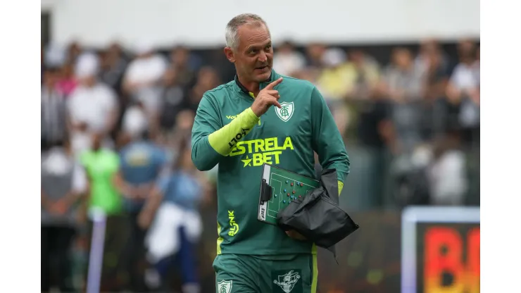 Lisca, técnico do América Mineiro, em duelo contra o Santos, na Vila Belmiro (Foto: Reinaldo Campos/AGIF)
