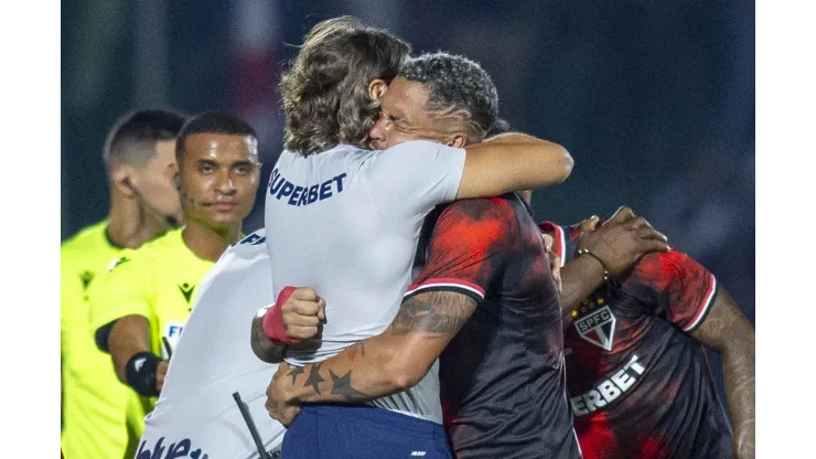 Luciano jogador do São Paulo comemora seu gol com Zubeldía treinador da sua equipe durante partida contra o Vasco no Estádio Brinco de Ouro pelo Campeonato Brasileiro A 2024. Foto: Anderson Romao/AGIF