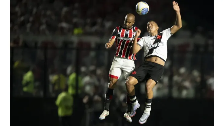 Hugo Moura jogador do Vasco disputa lance com Lucas Moura jogador do São Paulo durante partida no Estádio São Januário pelo Campeonato Brasileiro A 2024. Foto: Jorge Rodrigues/AGIF