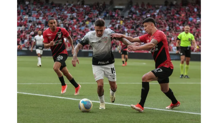 Lucas Esquivel jogador do Athletico-PR disputa lance com Gustavo Mosquito jogador do Corinthians. Foto: Robson Mafra/AGIF
