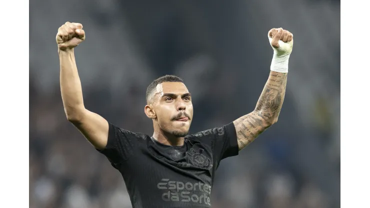 SP - SAO PAULO - 17/10/2024 - BRASILEIRO A 2024, CORINTHIANS X ATHLETICO-PR - Matheus Bidu<br />
jogador do Corinthians comemora fim da partida contra o Athletico-PR no estadio Arena Corinthians pelo campeonato Brasileiro A 2024. Foto: Anderson Romao/AGIF
