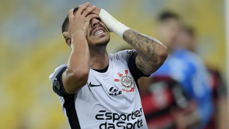 Matheuzinho jogador do Corinthians lamenta durante partida contra o Flamengo.