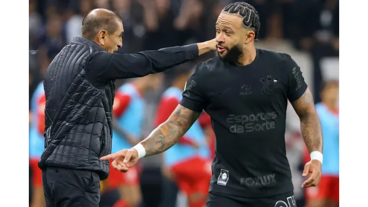 SP - SAO PAULO - 17/10/2024 - BRASILEIRO A 2024, CORINTHIANS X ATHLETICO-PR -  tecnico do Corinthians Ramon Diaz e o jogador Memphis Depay durante partida contra o Athletico-PR no estadio Arena Corinthians pelo campeonato Brasileiro A 2024.