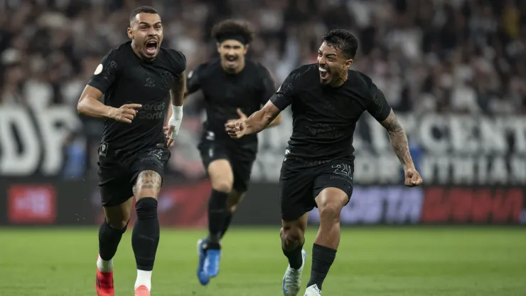 SP - SAO PAULO - 17/10/2024 - BRASILEIRO A 2024, CORINTHIANS X ATHLETICO-PR - Matheuzinho jogador do Corinthians comemora seu gol durante partida contra o Athletico-PR no estadio Arena Corinthians pelo campeonato Brasileiro A 2024. Foto: Anderson Romao/AGIF