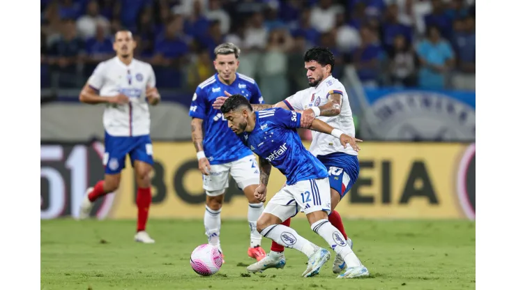 William jogador do Cruzeiro disputa lance com Cauly jogador do Bahia durante partida no estadio Mineirao pelo campeonato Brasileiro A 2024. Foto: Gilson Lobo/AGIF
