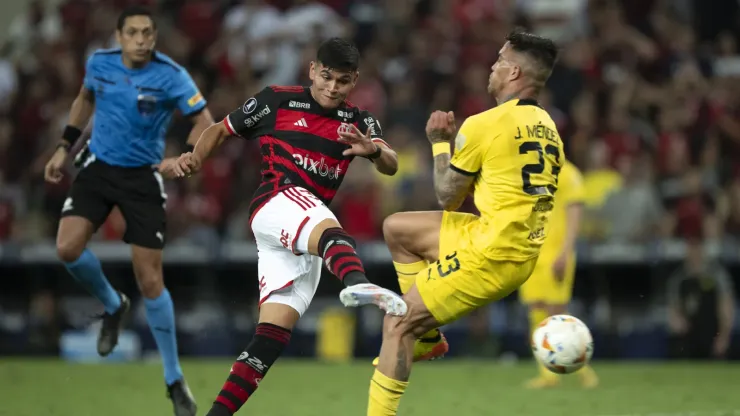 Carlos Alcaraz foi punido por quatro jogos no Flamengo.
