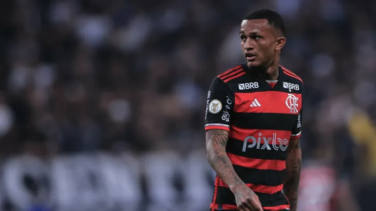 Wesley em jogo do Flamengo em 2024.