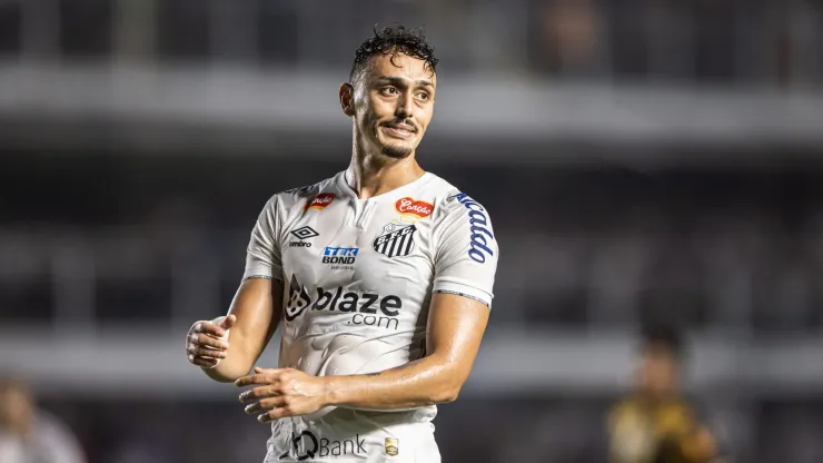 Volante não esteve à disposição na última partida do Santos
