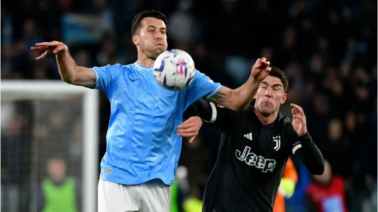 Nicolò Casale em disputa com Dusan Vlahovic em partida da Série A entre Lazio e Juventus.  (Photo by Marco Rosi - SS Lazio/Getty Images)
