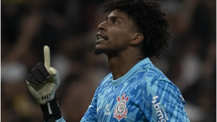 Hugo Souza durante partida contra o Athletico-PR, na Neo Química Arena, pelo Campeonato Brasileiro.