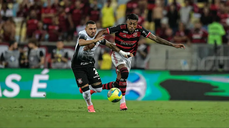 Bruno Henrique jogador do Flamengo disputa lance com Matheuzinho jogador do Corinthians. Foto: Thiago Ribeiro/AGIF
