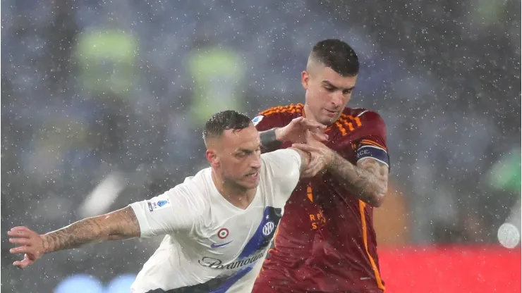 Marko Arnautovic divide a bola com Gianluca Mancini em partida da Série A entre Inter de Milão e Roma. (Photo by Paolo Bruno/Getty Images)
