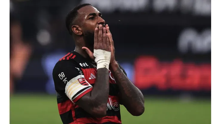 SP - SAO PAULO - 20/10/2024 - COPA DO BRASIL 2024, CORINTHIANS X FLAMENGO - Gerson jogador do Flamengo lamenta durante partida contra o Corinthians no estadio Arena Corinthians pelo campeonato Copa Do Brasil 2024. Foto: Ettore Chiereguini/AGIF