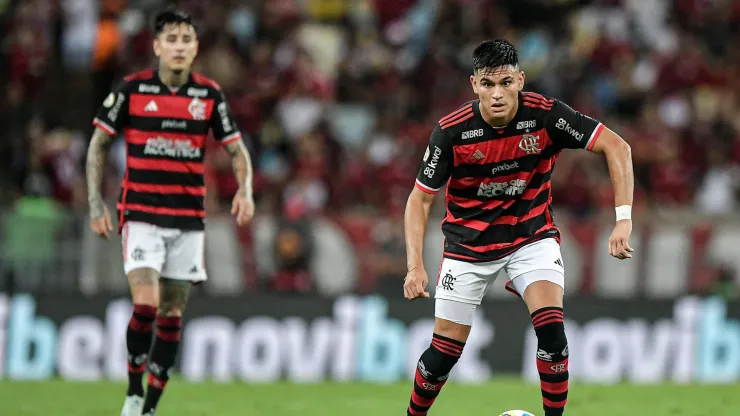 Alcaraz jogador do Flamengo durante partida contra o Athletico-PR