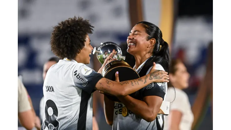 Vitória Yaya e Duda Sampaio comemoram a vitória do Corinthians   sobre o Santa Fé que levou o titulo da Libertadores Feminina 2024
