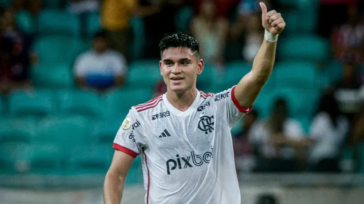 Alcaraz jogador do Flamengo comemora seu gol com jogadores do seu time durante partida contra o Bahia. Foto: Jhony Pinho/AGIF
