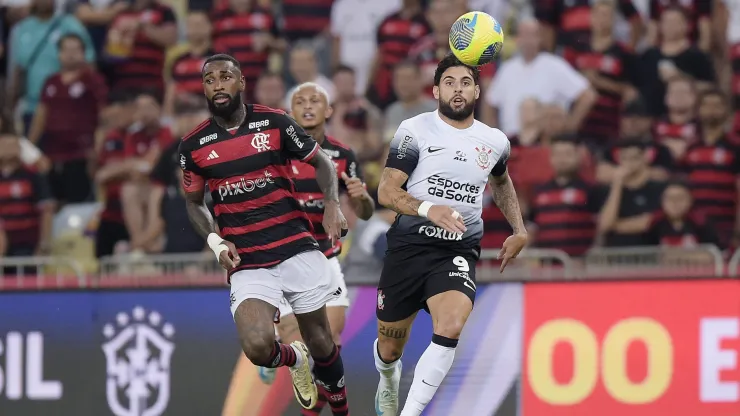 Gerson  jogador do Flamengo disputa lance com Yuri Alberto jogador do Corinthians durante partida. Foto: Alexandre Loureiro/AGIF
