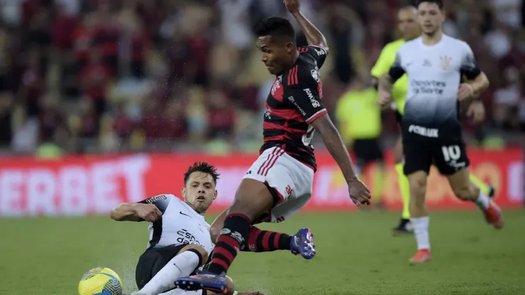  Alex Sandro, jogador do Flamengo, disputa lance com Romero, do Corinthians.
