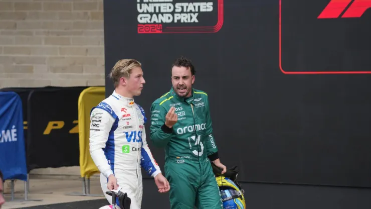 Fernando Alonso e Liam Lawson em diálogo acalorado no GP de Austin
