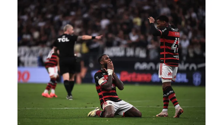 Gerson jogador do Flamengo durante partida contra o Corinthians. Foto: Ettore Chiereguini/AGIF
