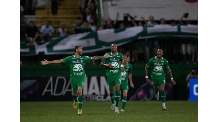 Chapecoense e Goiás abrem a 33ª rodada.
