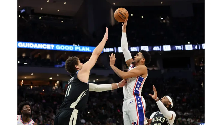 Sixers e Bucks em quadra durante a última temporada regular da NBA (Foto: Stacy Revere/Getty Images) 