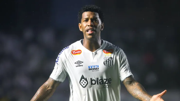 Zagueiro possui contrato com o Santos até o final de 2024
