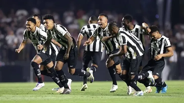 Jogadores do Botafogo comemoram ao vencer os pênaltis após a partida da Copa CONMEBOL Libertadores 2024 entre São Paulo e Botafogo no MorumBIS