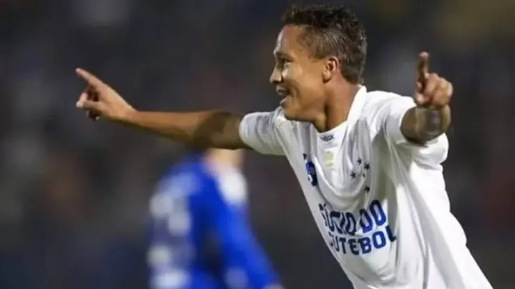 Ex-cria do Cruzeiro celebrando vitória do clube 
